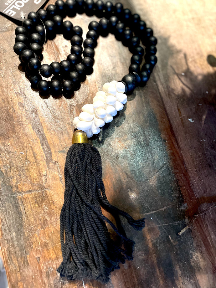 Perlenkette mit Quast und Muscheln in schwarz